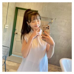 Yuina Instagram - ❤︎ ポニテ…
⁡
｡ ☆ﾟ ｡★｡ ﾟ☆ﾟ ｡★｡ ﾟ☆ﾟ ｡★｡ ﾟ☆ﾟ ｡ ﾟ
⁡
こんなハイポニーは珍しいかもっ😎✨
夏らしさ全開で撮ってきましたよ〜〜🌻🧡
⁡
本当はすごくすごく震えておりました。写真4枚目🤣🤣
撮影中は扇風機回して撮ってたんです…🥶笑
でもとっっても楽しい撮影でしたーー‼︎💞
⁡
カレンダーリアルイベント&完全受注生産グッズの
締め切りが明日までとなっておりますのでぜひぜひ🫶
⁡
｡ ☆ﾟ ｡★｡ ﾟ☆ﾟ ｡★｡ ﾟ☆ﾟ ｡★｡ ﾟ☆ﾟ ｡ ﾟ
⁡
#ポートレート #カレンダー #リアルイベント #お渡し会
#ハイポニー #ポニテ女子 #鏡越し #グッズ #アクスタ
#結那 #japanesegirl