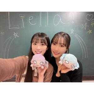 Yuina Instagram - ❤︎ lovelive...
⁡
｡ ☆ﾟ ｡★｡ ﾟ☆ﾟ ｡★｡ ﾟ☆ﾟ ｡★｡ ﾟ☆ﾟ ｡ ﾟ
⁡
#GiGO カフェ秋葉原3にて‼︎✨
一足お先にっっ！コラボカフェに行ってきました🫶
⁡
360度Liella!に囲まれて幸せでした〜〜💞
音楽もLiella!でずーーーっと楽しい🎧🎶
⁡
サインや黒板に落書きもさせていただきました〜🫢✨
黒板はフォトスポットにしたのでぜひ撮ってくださいね🌟
（相合傘で寝そべり持って撮るのもおすすめ🪼🦋）
⁡
料理もパフェもたい焼きもいただきました〜〜‼︎✨
中華プレート！！しゅうまいの味も3種類あってペロッと🤤💞
⁡
ドリンクはマルガレーテちゃんのを🦋💜
レモンソーダにピーチ🍑&グレープゼリー🍇
美味しすぎた…こちらぜひ🌟ほんとおすすめです😎
⁡
パフェも甘くて甘くて美味しかった…🫶
⁡
テイクアウトでドリンクをゲットする事も
出来るのでぜひ寄ってみてくださいね‼︎✨
⁡
とっっっても美味しかったですよぉぉ(*´ч`*)/
そしてたい焼きもメンバーみんな可愛すぎてっっ♡
⁡
明日から始まるので皆さんぜひぜひ！要チェックです👏
⁡
｡ ☆ﾟ ｡★｡ ﾟ☆ﾟ ｡★｡ ﾟ☆ﾟ ｡★｡ ﾟ☆ﾟ ｡ ﾟ
⁡
#ポートレート #lovelive #Liella #コラボカフェ
#アニメ #カフェ #cafe #秋葉原 #akihabara
