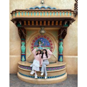 Yuina Instagram - 🏰🎀🩷

ディズニー行ってきたよーーー🩵
朝から晩まで楽しかった！さくと双子コーデ🫶

（1枚目隠れミッキーを探せ👀🔍）

#ディズニー #ディズニーシー #双子コーデ #カチューチャ
#リーナベル #ディズニーコーデ #Disney #world #sea