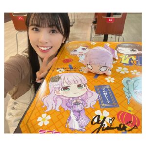 Yuina Instagram - ❤︎ lovelive...
⁡
｡ ☆ﾟ ｡★｡ ﾟ☆ﾟ ｡★｡ ﾟ☆ﾟ ｡★｡ ﾟ☆ﾟ ｡ ﾟ
⁡
#GiGO カフェ秋葉原3にて‼︎✨
一足お先にっっ！コラボカフェに行ってきました🫶
⁡
360度Liella!に囲まれて幸せでした〜〜💞
音楽もLiella!でずーーーっと楽しい🎧🎶
⁡
サインや黒板に落書きもさせていただきました〜🫢✨
黒板はフォトスポットにしたのでぜひ撮ってくださいね🌟
（相合傘で寝そべり持って撮るのもおすすめ🪼🦋）
⁡
料理もパフェもたい焼きもいただきました〜〜‼︎✨
中華プレート！！しゅうまいの味も3種類あってペロッと🤤💞
⁡
ドリンクはマルガレーテちゃんのを🦋💜
レモンソーダにピーチ🍑&グレープゼリー🍇
美味しすぎた…こちらぜひ🌟ほんとおすすめです😎
⁡
パフェも甘くて甘くて美味しかった…🫶
⁡
テイクアウトでドリンクをゲットする事も
出来るのでぜひ寄ってみてくださいね‼︎✨
⁡
とっっっても美味しかったですよぉぉ(*´ч`*)/
そしてたい焼きもメンバーみんな可愛すぎてっっ♡
⁡
明日から始まるので皆さんぜひぜひ！要チェックです👏
⁡
｡ ☆ﾟ ｡★｡ ﾟ☆ﾟ ｡★｡ ﾟ☆ﾟ ｡★｡ ﾟ☆ﾟ ｡ ﾟ
⁡
#ポートレート #lovelive #Liella #コラボカフェ
#アニメ #カフェ #cafe #秋葉原 #akihabara