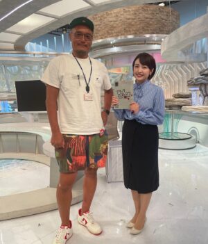 Yuka Aiuchi Instagram - 本日夜8時〜
テレビ東京系列でドラマ8「ブラックポストマン」が始まります。
主演は田中圭さん✨（大ファンです！）
子どもたちを救おうとした元郵便局員が謎の連続殺人事件に巻き込まれ、見えない敵に立ち向かっていくノンストップサスペンス📮

実は今回ドラマの中でちょこっとニュースを伝えております。慣れない現場で緊張しました〜💦
初回の今日は拡大スペシャルです！✨
ぜひご覧ください❣️

とても大きくて、弾ける笑顔が眩しい権野元監督と📸

#ブラックポストマン
#田中圭さん
#権野元監督
#ドラマ8