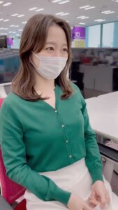 Yuka Aiuchi Instagram - ダボス会議を取材していた豊島さんがスイス🇨🇭から帰ってきました。お土産に、チーズ🧀を買ってきてくれました🧀✨✨みんなにチーズ🧀を買ってきてくれる優しい先輩です😊

#モーサテ
#モーニングサテライト
#片渕茜
#豊島晋作
#スイスチーズ