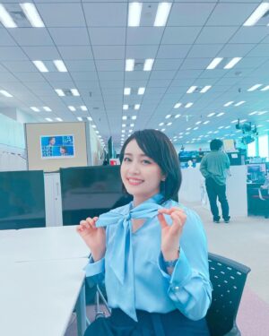Yuka Aiuchi Instagram - 明日は祝日✨✨
祝日だと、国内マーケットがお休みなのでモーサテもお休みです。
休日の前はやっぱり嬉しい☺️

jacket #lanvincollection 
knit #lanvincollection 

blouse #pinkyanddianne