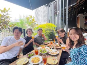 Yuka Aiuchi Instagram - モーサテ後、レギュラーメンバーと日経モーニングプラスFTの八木ひとみキャスターと打ち上げランチへ♫

深夜2時起き🌃すべての仕事を終えて、平日お昼からテラスでビール🍺は最高ですね😊

#モーサテ 
#モーニングサテライト
#日経モーニングプラスft
#モープラ
#八木ひとみ
#矢内雄一郎
#豊島晋作
#片渕茜
#相内優香