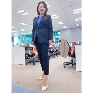 Yuka Aiuchi Instagram - 今日は珍しくパンツスーツでした☺️
今週土曜日午後4時からは、初めて夕方にモーサテの特番もあります✊🏻

jacket #lanvincollection
knit  #lanvincollection
#モーニングサテライト
#モーサテ