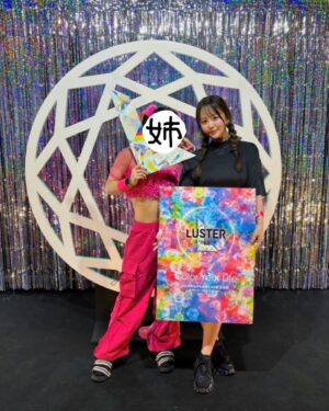 Yuka Iguchi Instagram - 🏆🚴🏻‍♀️🚴🏻🚴🏼‍♂️💫
昨日はパーソナルトレーニング行ってから
#FEELCYCLE のイベント #luster2024 に
姉と行ってきました！！！幕張メッセ！！！

たぁぁぁのしかったぁあ〜〜〜🥹✨
それはもう！たのしかった！すごかった！
ステージはなんか感動しちゃったなあ。
よかったねぇ。しみじみ。。

お友達にもいっぱい会えて大満足です！
フォトスポットってなんやねんって感じだけど
いざ行くとテンション上がりまくってみんなで
写真いっぱい撮っちゃうあるある〜〜〜〜〜‪⁽⁽ ₍₍ ☝🏻 ⁾⁾ ₎₎‬

いっぱい運動して！
たのしく！痩せ！たい！！！！！！！！

🍔🍟🍺🍻🙂‍↔️🙂‍↕️🙂‍↔️🙂‍↕️🙂‍↔️🙂‍↕️🙂‍↔️🙂‍↕️🙂‍↔️💭

@feelcycle_official 

#疲労で身体バッキバキ
#姉の腹筋もバッキバキ
#うらやましい
#それよりもどうしたよなんでだよ
#姉の格好のツッコミどころの多さ
#事情と流れを知らないとわけがわからない
#派手すぎてどこ行っても目立ってた 
#姉が集合場所📍