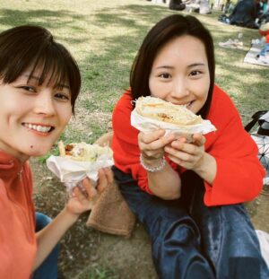 Yuka Masuda Instagram - ＊

今日は早朝から稽古場での最終通し！
そのあとにせりせりに誘ってもらって近くの公園で日光浴。
せりせりおすすめのケバブやさんでボリューム満点のチーズケバブを食べながら🥙
ぐーたらあれやこれやのんび〜り喋りながら突然静かになったせりせり。
ん？って横見たら  寝てましたw w w赤ちゃんかぁw w w
そんで私も目を閉じたらまんまと寝ちゃいましたw2体の赤ちゃん👶🏻w w w

明日も会えるし今日もずっといたのに名残惜しいねぇってせりせりの帰り道にそっと着いていってたら、
ゆかちゃんこっちじゃないよね？帰りなよwって笑笑笑

着いていってたのバレたぁ⭐️←

ということであと3日で初日です。
わー、なんとも言えない不思議な気持ち。
今日たっぷり太陽浴びたので元気満タン！頑張るぞおおおお！

初日ありがたいことに完売！他公演残り1〜2席の回もあり、お席全体的に少なくなってきております。迷われてる方お早めに〜🌸
ストーリーズのハイライトにチケット残席情報、リンク🔗貼ってます！

・
・
・
#朝劇 #朝日に願え #やまうちせりな #せりせり #日光浴 #葉桜 #お花見