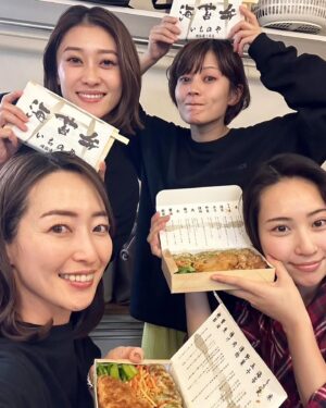 Yuka Masuda Instagram - ＊

毎日の美味しい美味しいお弁当の差し入れ。
まさかのファンの方や友人から数日間にかけてキャストスタッフ全員分にいただき、本当に本当に励みになりました。ありがとうございました。
毎日みんなで横一列仲良く食べて、美味しいー！！！と大歓声が上がってました。
食は心を豊かにするなぁと改めて🙏🏻
千秋楽いってまいります！