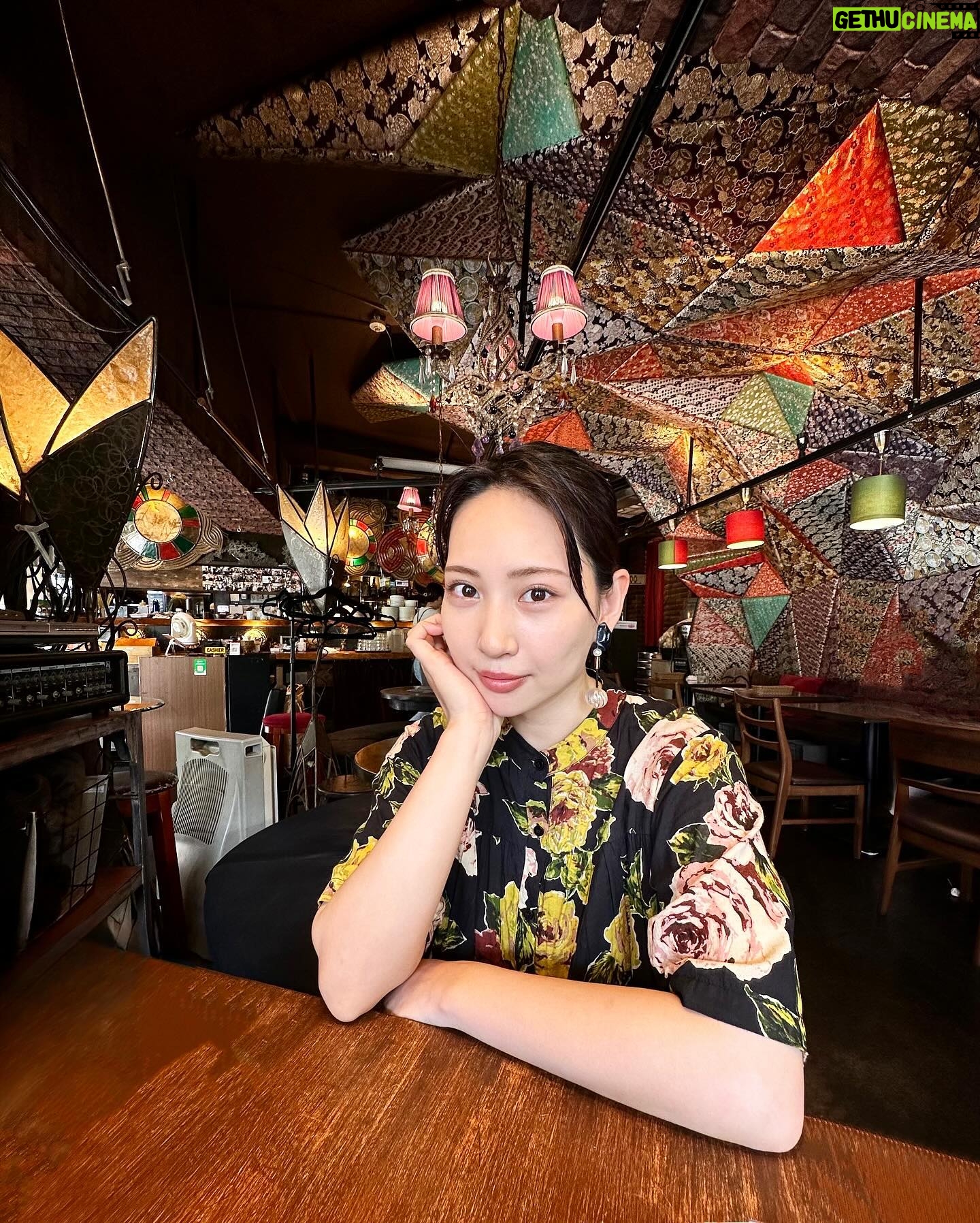 Yuka Masuda - 1.1K Likes - *
先日ランチで連れてってもらったとこが雰囲気よくて、嬉しくなったので撮ってもらいました。女子ウケ抜群な野菜たっぷりの美味しいタコライス。
私には少し量足りなかったけど←
美味しくて2秒で食べ終わりました。幻です。
3枚目の写真は広角で撮ってもらったら腕から肘にかけて城之内さんのアゴみたいになりました。ご参照ください。