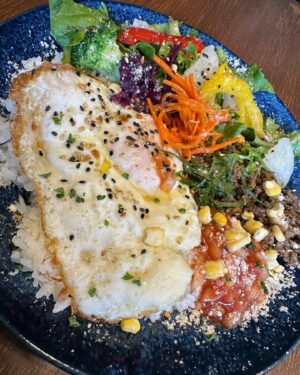 Yuka Masuda Instagram - ＊

先日ランチで連れてってもらったとこが雰囲気よくて、嬉しくなったので撮ってもらいました。女子ウケ抜群な野菜たっぷりの美味しいタコライス。
私には少し量足りなかったけど←
美味しくて2秒で食べ終わりました。幻です。
3枚目の写真は広角で撮ってもらったら腕から肘にかけて城之内さんのアゴみたいになりました。ご参照ください。