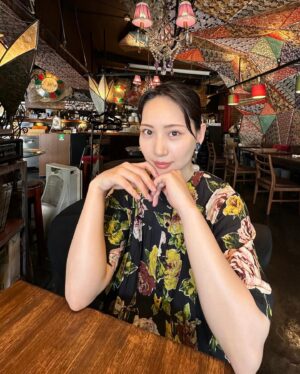 Yuka Masuda Instagram - ＊

先日ランチで連れてってもらったとこが雰囲気よくて、嬉しくなったので撮ってもらいました。女子ウケ抜群な野菜たっぷりの美味しいタコライス。
私には少し量足りなかったけど←
美味しくて2秒で食べ終わりました。幻です。
3枚目の写真は広角で撮ってもらったら腕から肘にかけて城之内さんのアゴみたいになりました。ご参照ください。