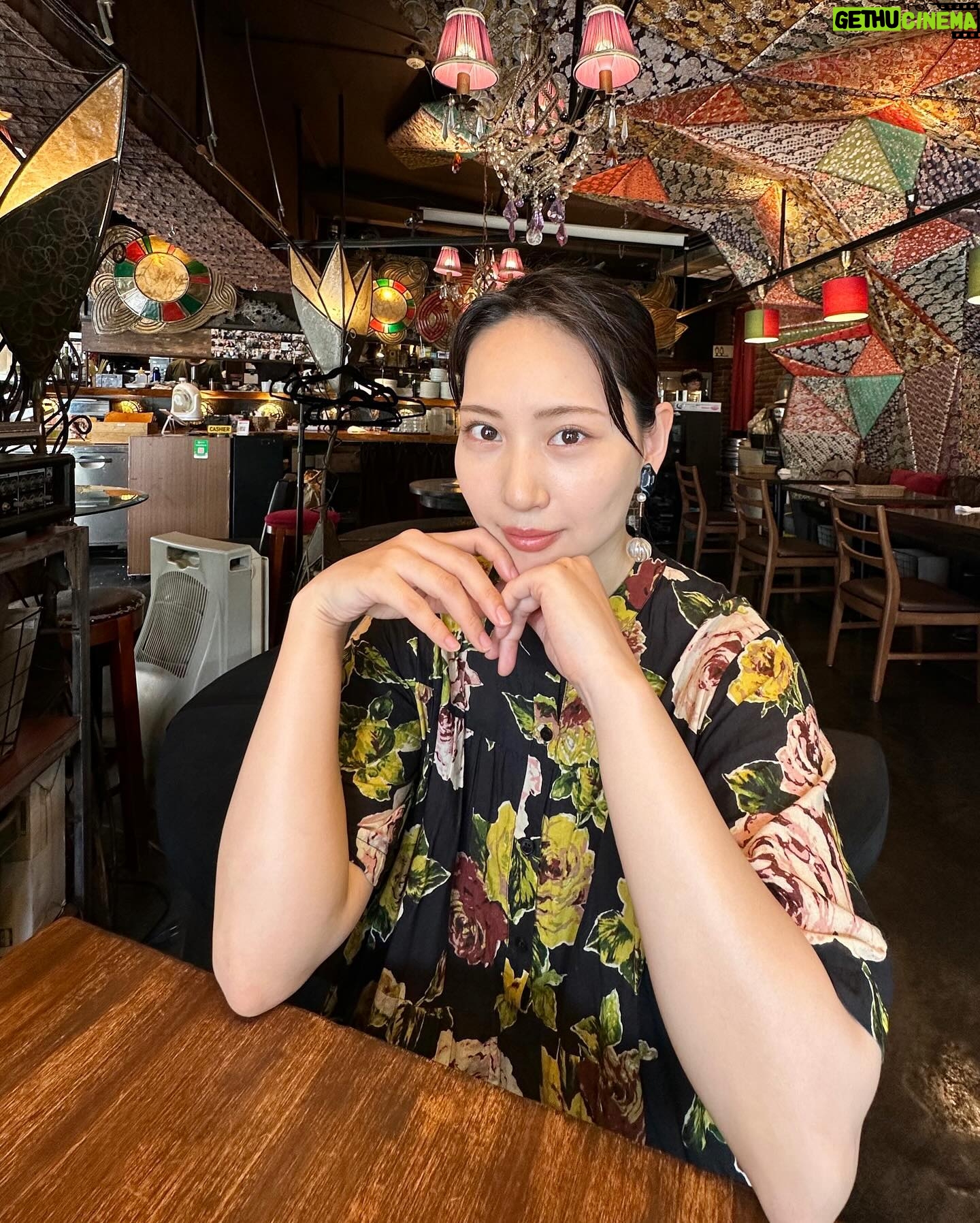 Yuka Masuda - 1.1K Likes - *
先日ランチで連れてってもらったとこが雰囲気よくて、嬉しくなったので撮ってもらいました。女子ウケ抜群な野菜たっぷりの美味しいタコライス。
私には少し量足りなかったけど←
美味しくて2秒で食べ終わりました。幻です。
3枚目の写真は広角で撮ってもらったら腕から肘にかけて城之内さんのアゴみたいになりました。ご参照ください。