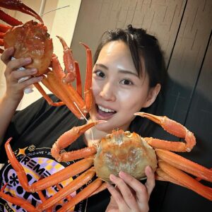 Yuka Masuda Instagram - ＊

昨日は我が家でカニパーティ🦀
大きいカニを4杯も送っていただきました。
捌くの大変だったけど、前回よりコツを掴めて随分早くできました！楽しかった！！そして美味かった！！！
スープは友人がちゃんこ鍋やさんからテイクアウトで持参してきてくれました🥰
至れり尽くせり♡
〆は贅沢にうどんと雑炊で。ｽﾐﾏｾﾝﾃﾞｼﾀ

なんだかバタバタしていてあっという間の年末ですが、大掃除も無事に終わり、清酒とお塩を少し入れた水でくまなく拭き掃除。家中に一年のお礼ができて気持ち新たにスッキリ、いい年越しになりそうです。

仕事おさめまだなので、気を緩めず。
皆さまも良いお年を♡

・
・
・
#カニ鍋 #カニパーティ