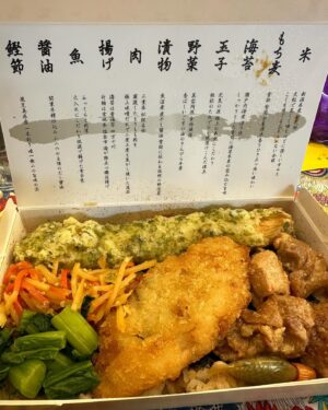 Yuka Masuda Instagram - ＊

毎日の美味しい美味しいお弁当の差し入れ。
まさかのファンの方や友人から数日間にかけてキャストスタッフ全員分にいただき、本当に本当に励みになりました。ありがとうございました。
毎日みんなで横一列仲良く食べて、美味しいー！！！と大歓声が上がってました。
食は心を豊かにするなぁと改めて🙏🏻
千秋楽いってまいります！