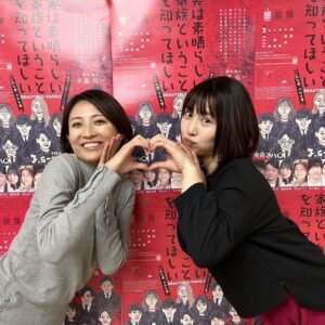 Yuka Masuda Instagram - ＊

舞台のポスターが届いたのでその前で💜
今回3度目の共演になる東京マハロの福田ユミさん🙏🏻華奢な身体で担いでもらいました笑
平成のプリクラみたいなノリでいろんなポーズ😂😂
毎日たのしく稽古しております！！