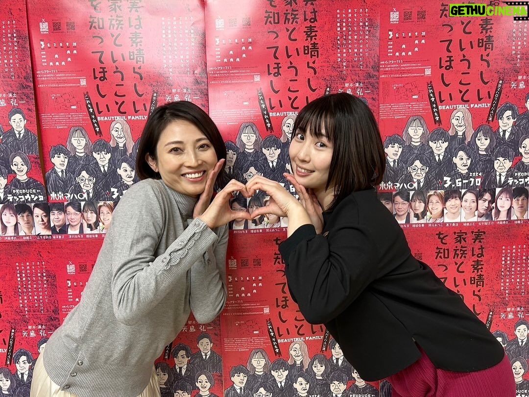 Yuka Masuda - 0.9K Likes - *
舞台のポスターが届いたのでその前で💜
今回3度目の共演になる東京マハロの福田ユミさん🙏🏻華奢な身体で担いでもらいました笑
平成のプリクラみたいなノリでいろんなポーズ😂😂
毎日たのしく稽古しております!!
