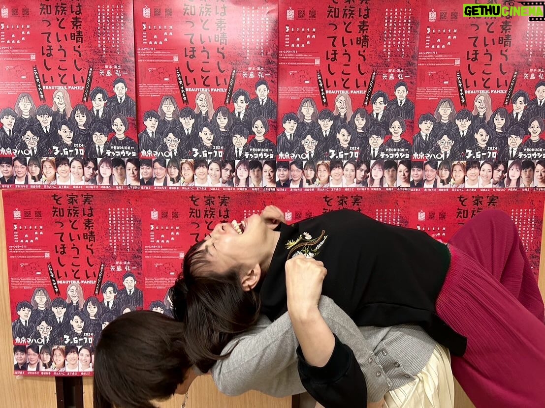 Yuka Masuda - 0.9K Likes - *
舞台のポスターが届いたのでその前で💜
今回3度目の共演になる東京マハロの福田ユミさん🙏🏻華奢な身体で担いでもらいました笑
平成のプリクラみたいなノリでいろんなポーズ😂😂
毎日たのしく稽古しております!!