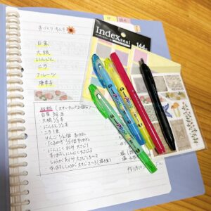 Yuka Masuda Instagram - ＊

さいきんレシピノートを作りはじめました📝
いつも美味しくできても目分でその場限りなので、次作る時にはなんだっけ？と。自分のベストな味を残せたらいいなと思いまして🍚

いままでスマホにメモする形だったけど昨今なかなか字を書くという作業が減っているのもあるので挑戦。

やってみるとマーカーで色付けしたり、マスキングテープやシールを使ってカラフルにしたりして図画工作みたいで楽しい🧡マーカーとマスキングテープ久々に買ったw
あとシンプルに漢字の勉強にもなる!!
何作るか迷った時に役に立つので、すでに活躍しております🙌🏻
基本のゆで卵とかね、半熟と固茹ででそれぞれ何分茹でるんだっけ？って忘れちゃうから笑

余白にプリントアウトした画像も貼り付けられたらいいなぁと残してますが、それは余裕ができたら笑
たのしいです🥰

・
・
・
#増田飯ぃ #レシピノート #一枚目ちゃんと不慣れで修正テープ #それも愛着湧いてくる #意外とマメだよねととても驚かれます #うるせ！ #っあ/// #ごめんなさい 
#自炊日記