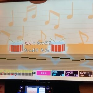 Yuka Masuda Instagram - ＊

舞台が終わって束の間の休息。
幼馴染が韓国から大阪に帰ってくると聞きつけてダッシュで実家に帰省。
みんなにも会えて、節分をゆっくり家族で過ごせました👪

最終日は恒例の3人でラウンドワン🎳
卓球、ダーツ、ビリヤード、ボウリング、カラオケ、コインゲーム、プリクラ（まともな顔なし）全制覇。
気づけば7時間半いました。（学生か）

フルタイムで声が枯れるまで遊んで、帰りはタラコの壊れた歌を3人で聴きながら、大爆笑で帰りました。
豆まきせずとも笑い声で鬼が去った気がします👹

たくさん遊んでリフレッシュできたので、これからお仕事に切り替えて稽古です。
チケットがなんと発売と共に数時間で完売！！？驚きました…増席されたようなのでお早めに！！！

がんばるぞ〜🔥

・
・
・
#ラウンドワン #松田聖子さんの曲で全国1位取れたよ #やったー
#なぜか採点はじめからついてた #なぜたらこの歌を入れたか記憶なし #はじめて出した70点代 #サビ以外何も分からない #三半規管バグりそう #基本的にタラコやってきすぎ #途中のカタカナ何 #投げやりすぎ