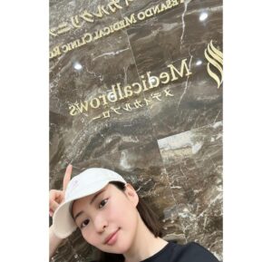 Yuka Masuda Instagram - ＊

先日舞台が終わったその足で駆け込み肌メンテ！
クタクタになったお肌を蘇らせていただきました🤩

フォルダに自撮りがなさすぎて久々に撮ってみたものの、物にぶつかって青たん出来てたのでよくこの写真を載せようと思ったな、くらいの雑な写真ですみません。ﾁﾘ🌶️

今回の舞台でみんなからお肌をほめてもらい😭💜ﾔｯﾀｰ
ご観劇いただいたお客さまからもお肌何してるの？！と聞かれたりと舞台中肌トラブルが起きやすい時期も乗り越えてくれる強い肌になりました！
月一でクリニックに行ってなかったらこんな風に言ってもらえてないと思う😭大感謝です！！

今回はシミ取り全顔とリジュラン！あとは毎回必ずやるメソナJ。
シミは気にならないと言ってもらいましたが、今回思い切って気になるところは全部やっちゃおう！ということでこまかーく全部に打ってもらいました。見事に黒胡麻煎餅🍘みたいになりましたが今は全部カサブタ取れてツルツル！

ということで心もお肌も大リセット。
金ピカピンに輝くお肌を目指して･:* .\(( °ω° ))/.: ✨
肌メンテテンションあがる〜！

・
・
・
#メソナj #リジュラン #シミ取りレーザー #美容 #美容マニア #美肌 #美肌ケア #肌ケア #肌荒れ #肌質改善 #ニキビケア #pr #表参道メディカルクリニック #表参道メディカルクリニック六本木院