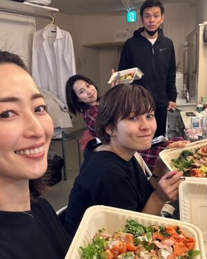 Yuka Masuda Instagram - ＊

毎日の美味しい美味しいお弁当の差し入れ。
まさかのファンの方や友人から数日間にかけてキャストスタッフ全員分にいただき、本当に本当に励みになりました。ありがとうございました。
毎日みんなで横一列仲良く食べて、美味しいー！！！と大歓声が上がってました。
食は心を豊かにするなぁと改めて🙏🏻
千秋楽いってまいります！