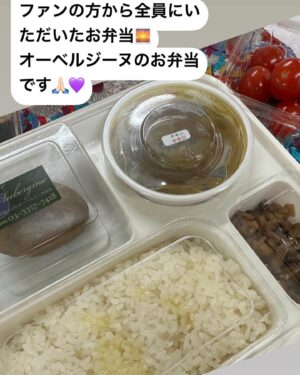 Yuka Masuda Instagram - ＊

毎日の美味しい美味しいお弁当の差し入れ。
まさかのファンの方や友人から数日間にかけてキャストスタッフ全員分にいただき、本当に本当に励みになりました。ありがとうございました。
毎日みんなで横一列仲良く食べて、美味しいー！！！と大歓声が上がってました。
食は心を豊かにするなぁと改めて🙏🏻
千秋楽いってまいります！