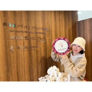 Yuka Masuda Instagram - ＊

ファンクラブのチェキでサンタコスさせられたので（言い方）記念に載せときますね。

そいでその足でアートメイク2回目。
菊田さん相変わらずすごいんですけどーー！
もうすっぴんメイク無しでも顔が完成する🌱🌱👏
ひとまず今回でアートメイク完成！うれし〜
みなさまもぜひ💝💝

菊田さん @medicalbrows_kikuta 今回もありがとうございましたーーー🌈

・
・
・

#皮膚薄すぎて #血管浮き出がち #寝ながら施術 #来院写真 #起きたて #ボーッとしてる 
#表参道メディカルクリニック #メディカルブロー#medicalbrows#アートメイク  #眉アートメイク #眉アート #リップアート #美肌 #美肌ケア #肌ケア