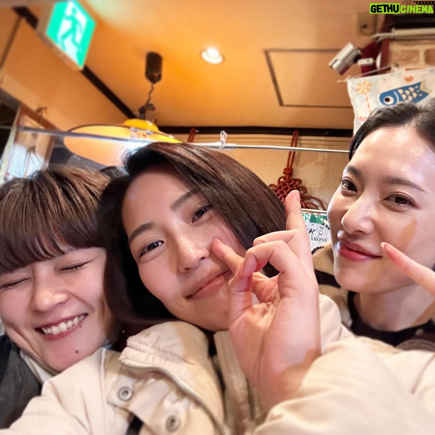Yuka Masuda - 1.2K Likes - *
本日劇場入り!遂に明日から本番です。
すごい幸せそうな写真がフォルダに😂💜愛に溢れたメンバーで毎日ポカポカした気持ちで過ごしています。
怒涛の稽古だった1月。とても有意義な時間でした。
3本のオムニバス形式なので、他のチームの皆さまとはどんな関わり方になるんだろう?と思っていましたが、戯曲は違えど一つの作品を作る想いは一緒。志高く、日々懸命に取り組まれるキャストスタッフ陣に感化され、とても刺激的な時間でした。
隙を与えぬ怒涛の会話劇に毎日脳みそが煮沸されるような日々でしたが、それよりも更に上に!限界を定めず、舞台上で暴れまくりたいと思います。
土日は有り難いことにまもなく完売!まだ平日はお席ございますので、是非!!!
・
・
・
#横山拓也 #3傑作 #寺十吾 #さらば鎌玉 #人の気も知らないで #仮面夫婦の鑑
#日澤雄介 #原幹恵 #上野なつひ #留奥麻依子 #やまうちせりな #浜谷康幸 #増田有華