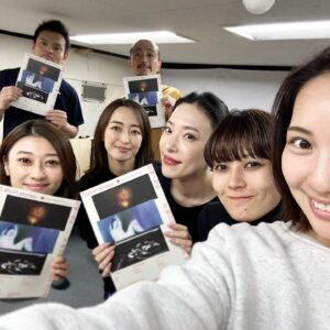 Yuka Masuda Instagram - ＊

本日劇場入り！遂に明日から本番です。
すごい幸せそうな写真がフォルダに😂💜愛に溢れたメンバーで毎日ポカポカした気持ちで過ごしています。

怒涛の稽古だった1月。とても有意義な時間でした。
3本のオムニバス形式なので、他のチームの皆さまとはどんな関わり方になるんだろう？と思っていましたが、戯曲は違えど一つの作品を作る想いは一緒。志高く、日々懸命に取り組まれるキャストスタッフ陣に感化され、とても刺激的な時間でした。

隙を与えぬ怒涛の会話劇に毎日脳みそが煮沸されるような日々でしたが、それよりも更に上に！限界を定めず、舞台上で暴れまくりたいと思います。

土日は有り難いことにまもなく完売！まだ平日はお席ございますので、是非！！！
・
・
・
#横山拓也 #3傑作 #寺十吾 #さらば鎌玉 #人の気も知らないで #仮面夫婦の鑑
#日澤雄介 #原幹恵 #上野なつひ #留奥麻依子 #やまうちせりな #浜谷康幸 #増田有華