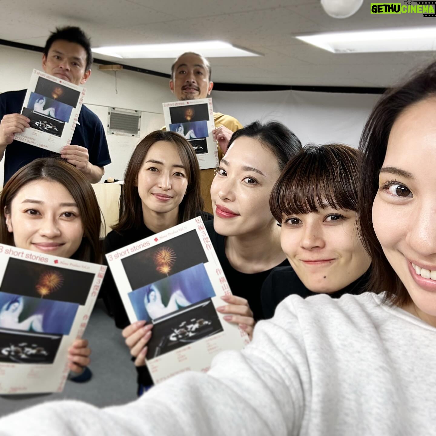 Yuka Masuda - 1.2K Likes - *
本日劇場入り!遂に明日から本番です。
すごい幸せそうな写真がフォルダに😂💜愛に溢れたメンバーで毎日ポカポカした気持ちで過ごしています。
怒涛の稽古だった1月。とても有意義な時間でした。
3本のオムニバス形式なので、他のチームの皆さまとはどんな関わり方になるんだろう?と思っていましたが、戯曲は違えど一つの作品を作る想いは一緒。志高く、日々懸命に取り組まれるキャストスタッフ陣に感化され、とても刺激的な時間でした。
隙を与えぬ怒涛の会話劇に毎日脳みそが煮沸されるような日々でしたが、それよりも更に上に!限界を定めず、舞台上で暴れまくりたいと思います。
土日は有り難いことにまもなく完売!まだ平日はお席ございますので、是非!!!
・
・
・
#横山拓也 #3傑作 #寺十吾 #さらば鎌玉 #人の気も知らないで #仮面夫婦の鑑
#日澤雄介 #原幹恵 #上野なつひ #留奥麻依子 #やまうちせりな #浜谷康幸 #増田有華
