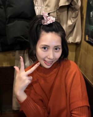Yuka Masuda Instagram - ＊

めちゃくちゃむかつく顔撮れたんで載せときますね。
叩いていいですよ
2枚目はテコの原理を表現しました。
左手がめちゃくちゃムカつきますが
アートです。

#シュシュは友達の #どっちがシュシュ似合うかゲーム #くだらない時間 #3枚目はハナミズキ流れはじめたから #それ用の顔 #それ用ってなに #ちなみにイントロ