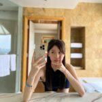 Yuka Ogura Instagram - 湿度の高いシンガポールで 巻いてもカールが落ちてもストレートでも可愛いし楽ちんな 最高の髪型発見した しばらくこれしかしなくなりそう💨 #小倉ゆうか#ヘアスタイル #またインナー出てるのは見逃して