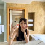 Yuka Ogura Instagram - 湿度の高いシンガポールで 巻いてもカールが落ちてもストレートでも可愛いし楽ちんな 最高の髪型発見した しばらくこれしかしなくなりそう💨 #小倉ゆうか#ヘアスタイル #またインナー出てるのは見逃して