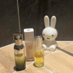 Yuka Ogura Instagram - スキンケアについて 工程ごとに それぞれ1番お気に入り、もしくはよく使うものについて説明🙆‍♀️🙆‍♀️ 1枚目 化粧水 HABAのGローション どんなに肌が弱ってる時に使ってもしみない！！大好き！！ いい意味で余計なものが何も入ってないからパック前の水分補給にもいい。 他のは乾燥した時用のミストとか ちょっと美白ケアしたいなって時にいろいろ お試し中 2枚目 みんな大好きラロッシュポゼのパック 日本で未発売なので紹介するか迷ったけど もう少しで販売される噂があるので一応載せときます 3枚目 美容液 あんまり肌に栄養をいっぱい与えるのは合わないから美容液自体にこだわりは少ないけど CHANELの美容液は使った次の日何となく明るいかも？ってなるので刺激にならないように肌の調子がいい日だけたまに使う 4枚目 クリーム・乳液 ドゥラメールは使うのと使わないのとでは全く違う潤い。 が、量が多いとポツポツとニキビっぽいのができるから薄ーくぬる 乳液はクリームを使うならいらないと思うから ここ3年くらい使ってない 敏感肌で皮膚が薄くて乾燥しやすいけど色々使うとしみちゃうような人にはおすすめのラインナップだよ🫶🏼👍 #スキンケア #投稿主お疲れ