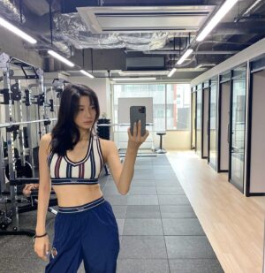 Yuka Ogura Instagram - ここ数週間、運動不足に好きに食べたり飲んだり　少し生活も乱れて気づいたら…私の腹筋どこ！！
座るとズボンのゴムに乗る脂肪。
今日からまたしっかり生活整えて
もう一度腹筋に会えるように決めました　
目標は2週間
また報告します🤗
まずは固まってしまった肩甲骨周りを動かすトレーニングを中心にやってもらいました
#小倉ゆうか
#ダイエット　#筋トレ
#気持ち復活　！
#kith
