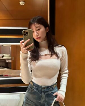 Yuka Ogura Instagram - チャックが空いてたかもしれないけど空いてなかったかもしれない…

tops #tomford 
pants #celine 
shoes #fendi 
bag #therow 

#小倉ゆうか
#ootd