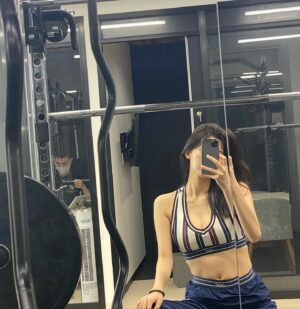 Yuka Ogura Instagram - ここ数週間、運動不足に好きに食べたり飲んだり　少し生活も乱れて気づいたら…私の腹筋どこ！！
座るとズボンのゴムに乗る脂肪。
今日からまたしっかり生活整えて
もう一度腹筋に会えるように決めました　
目標は2週間
また報告します🤗
まずは固まってしまった肩甲骨周りを動かすトレーニングを中心にやってもらいました
#小倉ゆうか
#ダイエット　#筋トレ
#気持ち復活　！
#kith