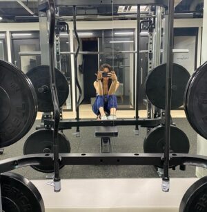 Yuka Ogura Instagram - ここ数週間、運動不足に好きに食べたり飲んだり　少し生活も乱れて気づいたら…私の腹筋どこ！！
座るとズボンのゴムに乗る脂肪。
今日からまたしっかり生活整えて
もう一度腹筋に会えるように決めました　
目標は2週間
また報告します🤗
まずは固まってしまった肩甲骨周りを動かすトレーニングを中心にやってもらいました
#小倉ゆうか
#ダイエット　#筋トレ
#気持ち復活　！
#kith