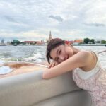 Yuka Ogura Instagram - ボディケアについて 100回くらいまとめる言って今夜やっとできたよ🫶🏼 ・週に2回のスクラブ ひじかかと以外も全身に優しく Sisleyのスクラブは粒子が細かくて痛くないのにつるつるになる 匂いはほぼなし ちょっと爽やか系 お風呂上がりに塗るクリームが重要で ・乾燥する季節は体の水を手ではらって そのままオイルでマッサージしながらぬってタオルで押さえる shiroは爽やか系の香り みなさんこれが好きなんでしょって感じ diptyqueはスプレー式なのが最高で 外出前にさっとかけたり髪の毛に香りつけしたりできる ・クリームは香りで包まれたい時につかう 好きなのはlelabo とCHANELのクリーム 香りが強くて朝起きた時も布団から自分のいい匂いがする 強い香りが嫌な人は使わない方がいい ラメールのクリームは匂いがほとんどないから おすすめ。高級だからたまにけちるけどちゃんとたっぷり塗った時はすべすべになる でも香りが欲しくなって他のを重ね付けしたりする 以上 愛用品は増えたり減ったりするけど この中でリピートしてるのはスクラブとLe Laboのクリーム😉 また質問があったら遅くなるけど答えるので教えてね 夜だけじゃなくて日焼け対策も大事だよ〜！ #ボディケア #投稿者お疲れさま