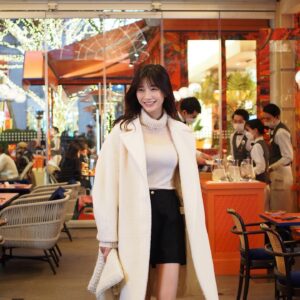 Yuka Ogura Instagram - 近ごろ女子会が楽しすぎるんです
美容のことだったりファッションのことを話しているとそれだけでワクワクしちゃって
いつも帰り道にはショッピングに立ち寄っちゃう😜

きのうも可愛いワンピを2着買ったからはやくどこかで着たいな♡
少し派手だけどその服を着た自分が似合うところで生きていきたい✨
私の周りの女性たちは強くて賢くて
いつも自信をくれる。
感謝です。

あぁ〜、楽しみだぁぁあ！

#fendi #anniversarycafe #maxmara #maisonmargiela #chanel #christmas  #小倉ゆうか#女子会
