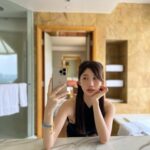 Yuka Ogura Instagram - 湿度の高いシンガポールで 巻いてもカールが落ちてもストレートでも可愛いし楽ちんな 最高の髪型発見した しばらくこれしかしなくなりそう💨 #小倉ゆうか#ヘアスタイル #またインナー出てるのは見逃して