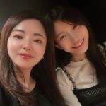 Yuka Ogura Instagram - 最近はエレガントが気分でして✨😇 インナービューティーのお鮨を食べました。シャリが炭で黒いの！ これが体の悪い物を排出してくれるらしく、より身体の中の美しさに意識を向けるきっかけになったよ🍣 中国お話をたくさんしてくれる愛ちゃんと♡ #小倉ゆうか#黒しゃり#chanel #innerbeauty #detox
