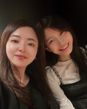 Yuka Ogura Instagram - 最近はエレガントが気分でして✨😇

インナービューティーのお鮨を食べました。シャリが炭で黒いの！
これが体の悪い物を排出してくれるらしく、より身体の中の美しさに意識を向けるきっかけになったよ🍣
中国お話をたくさんしてくれる愛ちゃんと♡

#小倉ゆうか#黒しゃり#chanel #innerbeauty #detox