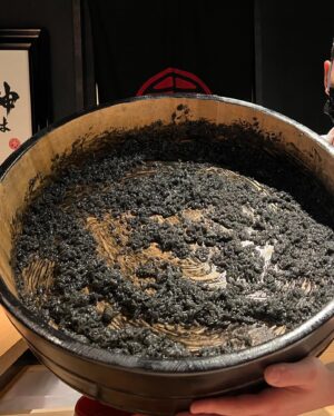 Yuka Ogura Instagram - 最近はエレガントが気分でして✨😇

インナービューティーのお鮨を食べました。シャリが炭で黒いの！
これが体の悪い物を排出してくれるらしく、より身体の中の美しさに意識を向けるきっかけになったよ🍣
中国お話をたくさんしてくれる愛ちゃんと♡

#小倉ゆうか#黒しゃり#chanel #innerbeauty #detox