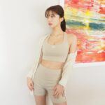 Yuka Ogura Instagram - 腹筋の日！ 起き上がる腹筋をするだけだと いい姿勢を作るためのトレーニングはできないから 普段からお腹の力が抜けやすい（特に下っ腹） 私専用の動きをジムで教えてもらって1人でトレーニングするときもやってみてます …が、二つ目の動きはまだまだ練習中… キツイ💧 最後の動画のトレーナーさんの動きが正解 去年体脂肪が増えて そこから気持ちを引き締めて、 目標にしてた見た目になってきたので ここからしばらくは姿勢や筋肉のクセをなおしていって歪みをとっていくトレーニングを増やすつもりです😋 #筋トレ#training#kith #workout #腹筋#小倉優香