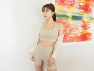 Yuka Ogura Instagram - 腹筋の日！

起き上がる腹筋をするだけだと
いい姿勢を作るためのトレーニングはできないから
普段からお腹の力が抜けやすい（特に下っ腹）
私専用の動きをジムで教えてもらって1人でトレーニングするときもやってみてます

…が、二つ目の動きはまだまだ練習中…
キツイ💧
最後の動画のトレーナーさんの動きが正解

去年体脂肪が増えて
そこから気持ちを引き締めて、
目標にしてた見た目になってきたので
ここからしばらくは姿勢や筋肉のクセをなおしていって歪みをとっていくトレーニングを増やすつもりです😋

#筋トレ#training#kith #workout #腹筋#小倉優香