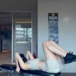 Yuka Ogura Instagram - 腹筋の日！ 起き上がる腹筋をするだけだと いい姿勢を作るためのトレーニングはできないから 普段からお腹の力が抜けやすい（特に下っ腹） 私専用の動きをジムで教えてもらって1人でトレーニングするときもやってみてます …が、二つ目の動きはまだまだ練習中… キツイ💧 最後の動画のトレーナーさんの動きが正解 去年体脂肪が増えて そこから気持ちを引き締めて、 目標にしてた見た目になってきたので ここからしばらくは姿勢や筋肉のクセをなおしていって歪みをとっていくトレーニングを増やすつもりです😋 #筋トレ#training#kith #workout #腹筋#小倉優香