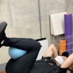 Yuka Ogura Instagram - 腹筋の日！ 起き上がる腹筋をするだけだと いい姿勢を作るためのトレーニングはできないから 普段からお腹の力が抜けやすい（特に下っ腹） 私専用の動きをジムで教えてもらって1人でトレーニングするときもやってみてます …が、二つ目の動きはまだまだ練習中… キツイ💧 最後の動画のトレーナーさんの動きが正解 去年体脂肪が増えて そこから気持ちを引き締めて、 目標にしてた見た目になってきたので ここからしばらくは姿勢や筋肉のクセをなおしていって歪みをとっていくトレーニングを増やすつもりです😋 #筋トレ#training#kith #workout #腹筋#小倉優香
