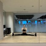 Yuka Ogura Instagram - お尻の日🍑 トレーニング後のストレッチもしっかり 後ろに写ってるのは知らないおじさんです😂 食べすぎ後や浮腫みを排出したいときはオートミールとバナナ🥣　 食物繊維とカリウムで効果抜群！　 煮込むのは牛乳より豆乳派🥛 フルーツでビタミンCたっぷりのマンゴーやみかんをとれば完璧＾＾ #training#gym #お尻 #レシピ #小倉ゆうか
