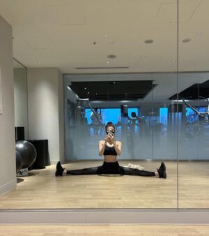 Yuka Ogura Instagram - お尻の日🍑
トレーニング後のストレッチもしっかり
後ろに写ってるのは知らないおじさんです😂

食べすぎ後や浮腫みを排出したいときはオートミールとバナナ🥣　
食物繊維とカリウムで効果抜群！　

煮込むのは牛乳より豆乳派🥛

フルーツでビタミンCたっぷりのマンゴーやみかんをとれば完璧＾＾

#training#gym #お尻 #レシピ
#小倉ゆうか